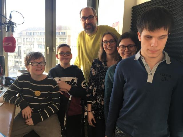 Die Gruppe aus de Landesschule für Blinde und Sehbehinderte im Studio von Antenne Koblenz 98.0