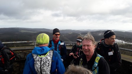 Auf dem Turm der Hohen Acht weht ein eisiger Wind, der einem die Mütze wegpustet. Auf dem Turm der Hohen Acht weht ein eisiger Wind, der einem die Mütze wegpustet.
