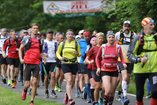 Die Gruppe der Ultraläufer kurz nach dem gemeinsamen Start in Rengsdorf