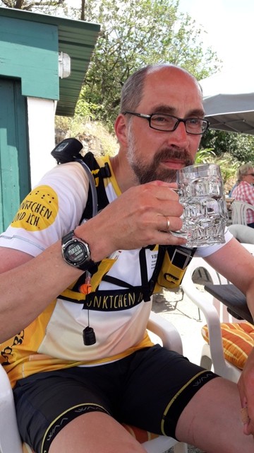 Auf der Edmundshütte oberhalb von Leutesdorf mit einem großen Glas Wasser.