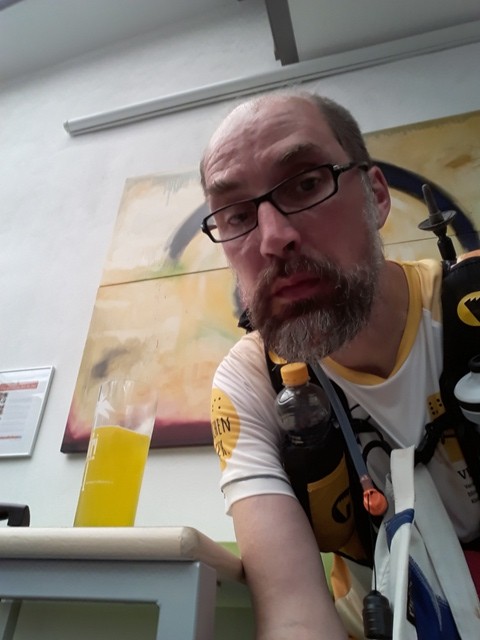 In der Jugendherberge. Neben mir eine große Fanta.