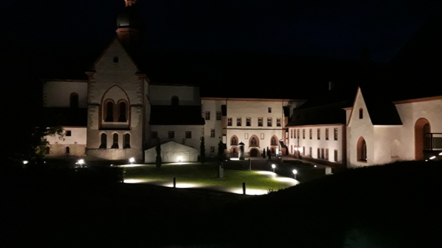 Das Kloster Eberbach ist in der Nacht malerisch beleuchtet.