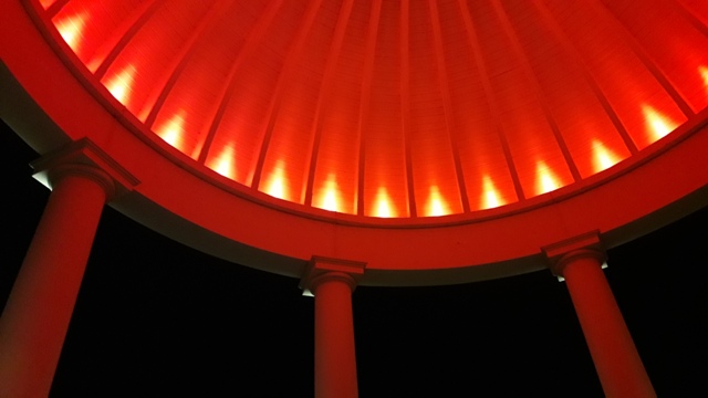 Der VP am Niederwalddenkmal ist in einem kleinen "Tempel" untergebracht, dessen Deckengewölbe mit roten Leuchten angestrahlt wird.