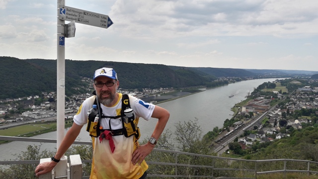 Auf der Rheinbrohler-Ley, an einem der vielen Wegweiser. Nach Arienheller sind es noch 6,6km.