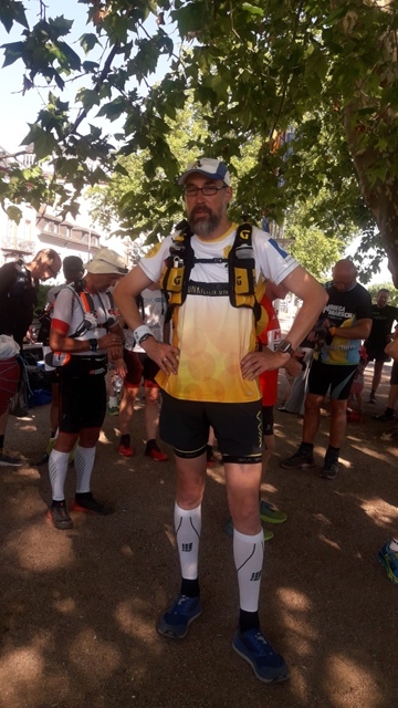 Alles gepackt und bereit zum Start. Das Shirt sieht gut aus. Die Unterschenkel werden von Kompressionsbeinlingen gestützt und geschützt (vor Brennnesseln, Gräsern und Insekten).