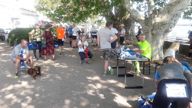 Alle Teilnehmer bekommen ihre Tracker ausgehändigt, mit denen sie online zu verfolgen sind.