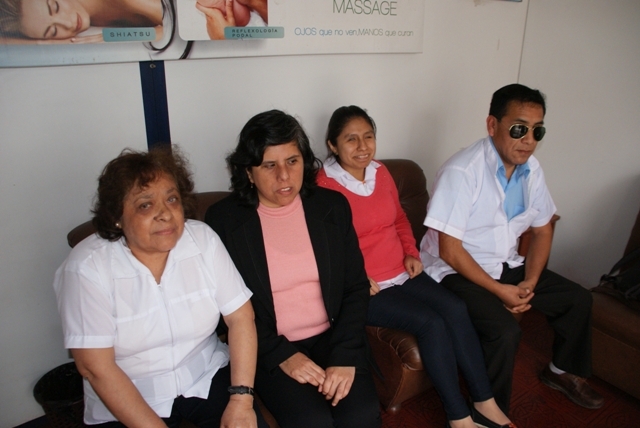 Blinde und sehebhinderte Schüler und Ausbilder des Masseurberufes in Trujillo.