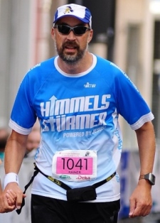 Rainer Garburg beim Zieleinlauf nach einem Ultramarathon