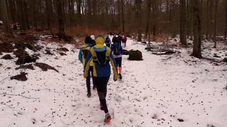 Die Teilnehmer laufen durch matschigen Schnee