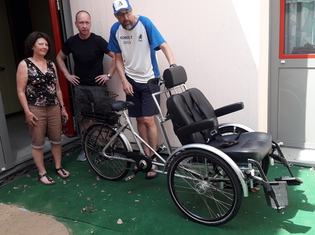 Auf dem Bild ist die Vorsitzende des Förderveins, Frau Klank-Wirbelauer zusammen mit dem Vorbesitzer und dem Vorstandsmitglied Herrn Garburg bei der Übergabe des Pedelecs zu sehen.