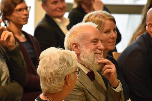 Herr Marmann genießt einen der zahlreichen Wortbeiträge zu seinem Abschied. Herr Marmann genießt einen der zahlreichen Wortbeiträge zu seinem Abschied.