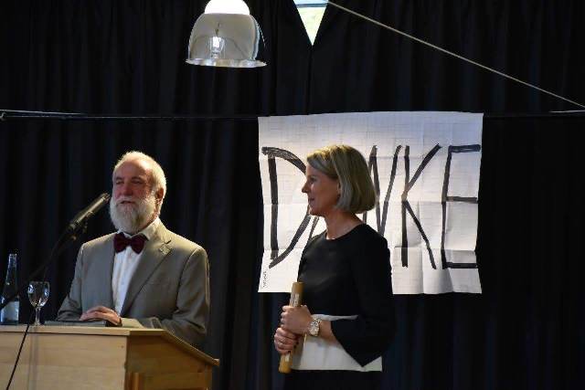 Herr Marmann hält seine Abschiedsrede. Im Hintergrund hängt ein großer Schriftzug mit "Danke". Herr Marmann hält seine Abschiedsrede. Im Hintergrund hängt ein großer Schriftzug mit "Danke".