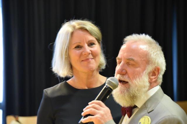 Herr Marmann mit seiner Nachfolgerin Frau Iris Schubert. Herr Marmann mit seiner Nachfolgerin Frau Iris Schubert.