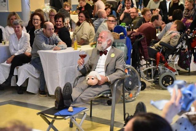 Alfred Marmann auf einem Ehrenplatz inmitten seiner Gäste und Geschenken, hebt fröhlich ein Weinglas. Alfred Marmann auf einem Ehrenplatz inmitten seiner Gäste und Geschenken, hebt fröhlich ein Weinglas.