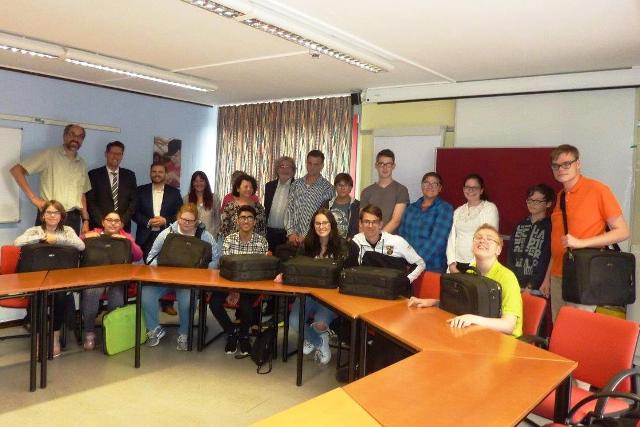 Schülerinnen und Schüler sowie Beschäftigte der Landesblindenschule in Neuwied bei der Übergabe der Laptops durch Vertreter der Debeka