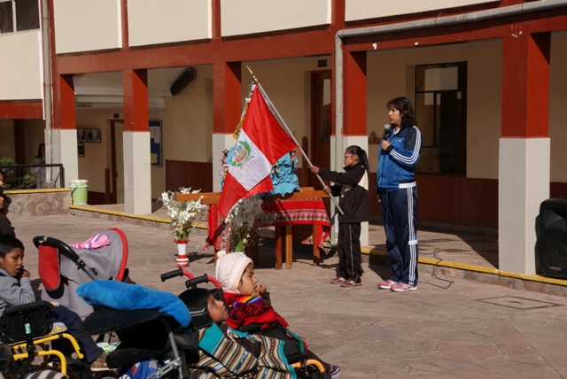 Fahnenparade vor dem Schulgebäude in Cusco.