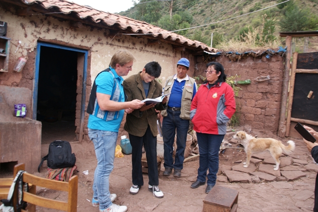 Schüler aus der Inklusion im Bereich von Cusco in Begleitung einer Lehrerin zusammen mit Dirk Amblank, dem Vorstandsmitglied des Fördervereins auf seiner Inspektionsreise.