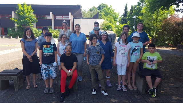 Gruppenbild mit allen Beteiligten Schüler*innen, Lehrerinnen und Initiatorinnen des Projekts.
